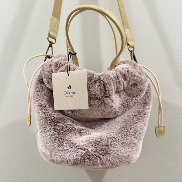 Japanese Chic Faux Fur Bucket Bag with Tan Straps - Picture 5 of 8